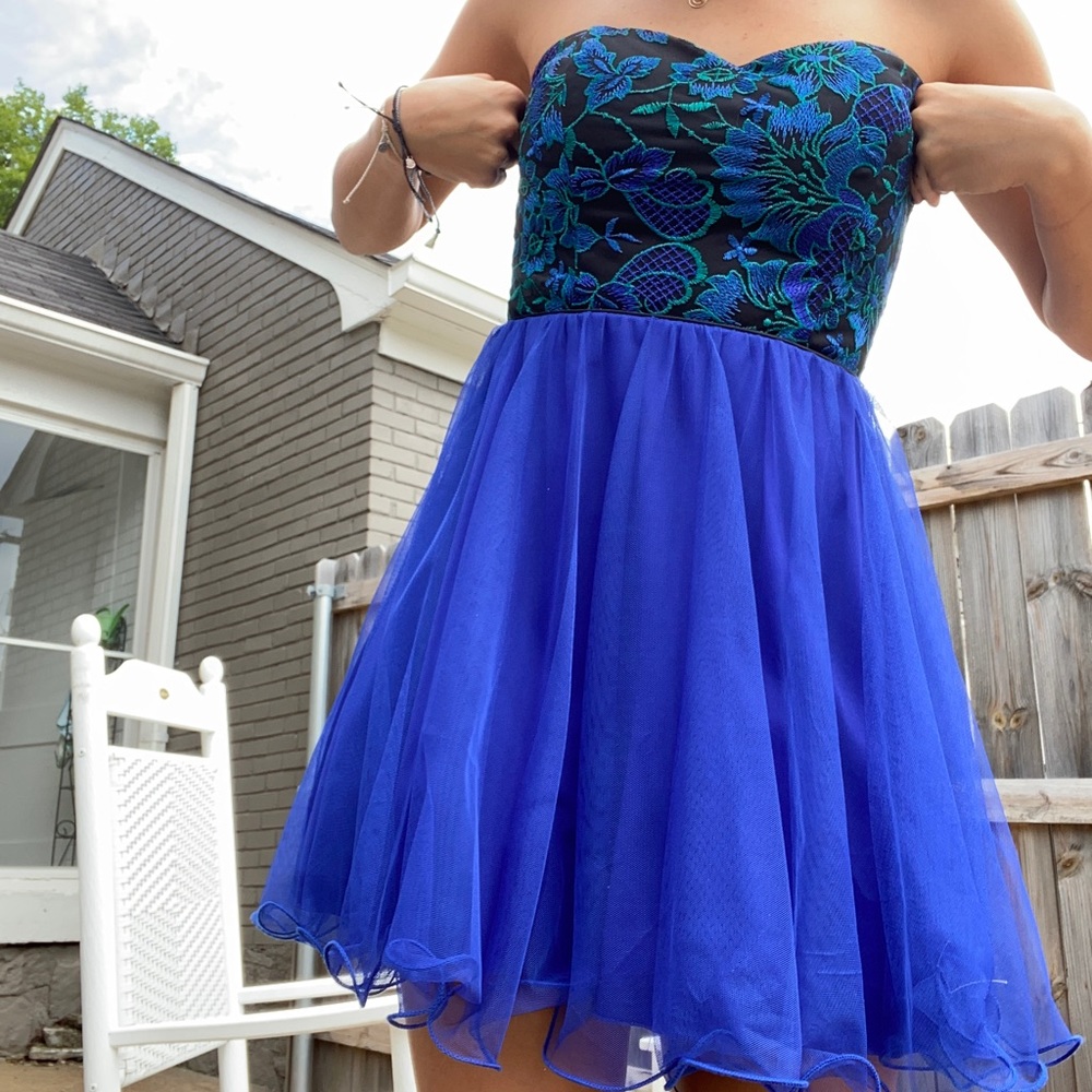 Gorgeous design at the top with a royal blue bottom size 6 Macy’s dress.